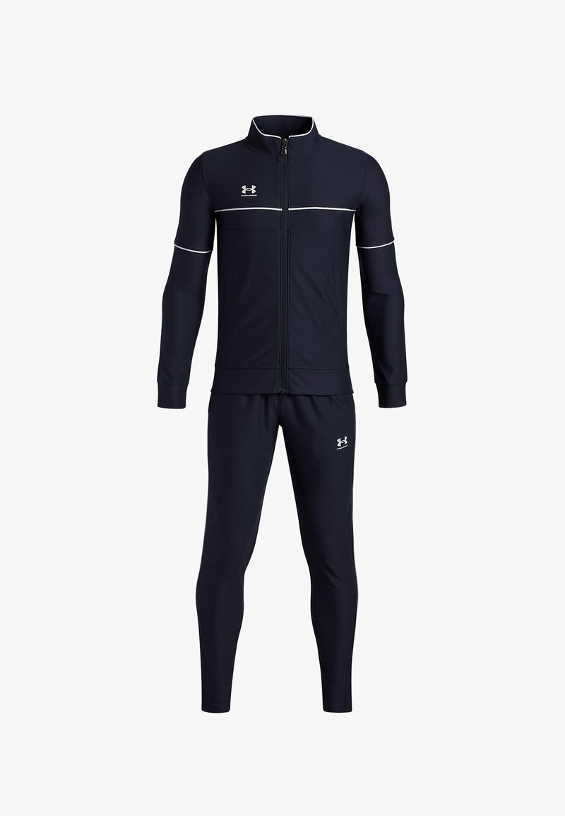 Mornarski trenirka s slim fit krojem, zadrgo na jakni in belimi akcentnimi črtami ter usklajenimi hlačami. Narejeno iz materiala, ki odpravlja vlago.