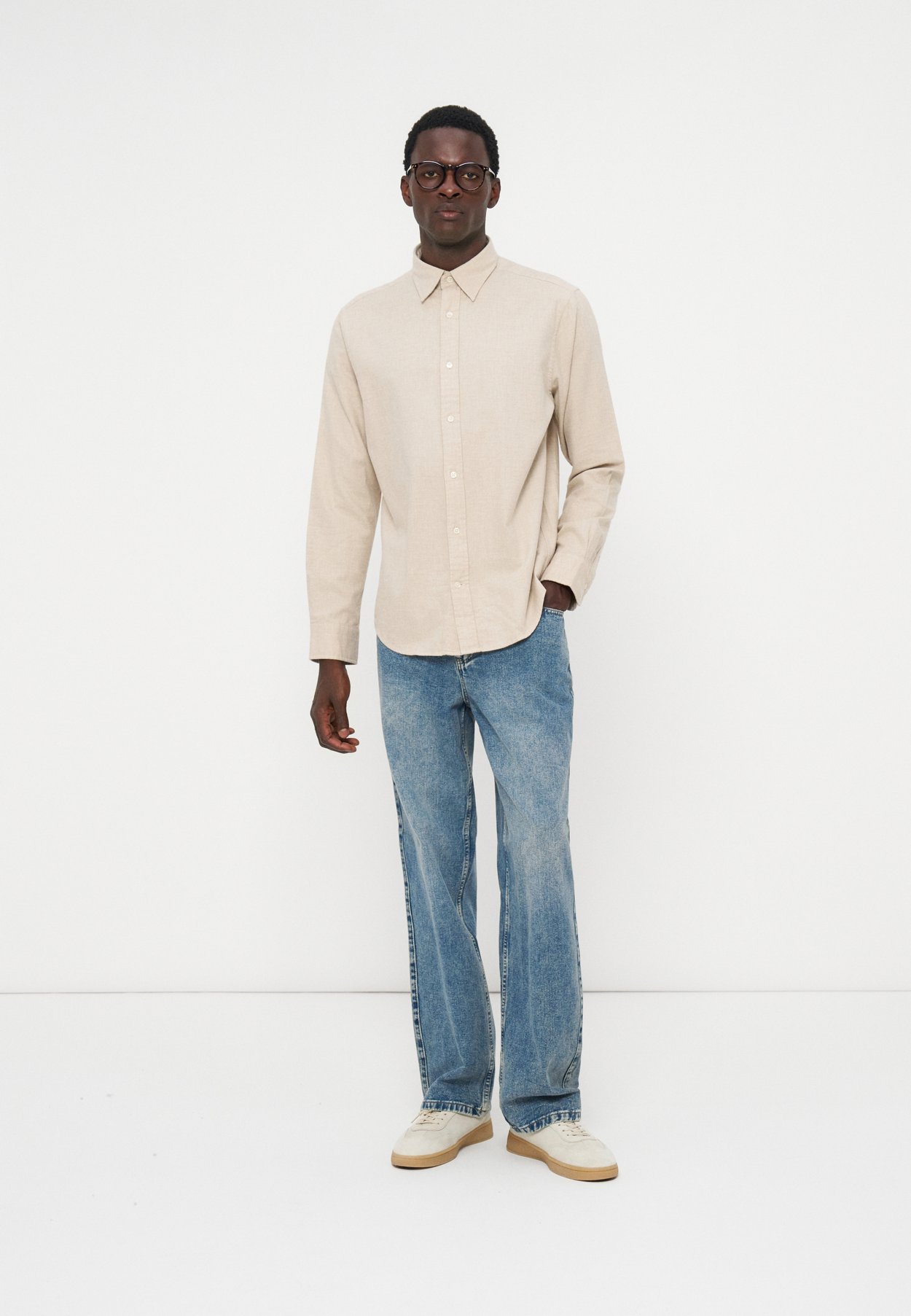 REGULAR FIT