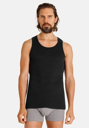 Schwarzes Baumwoll-Tanktop mit Rundhalsausschnitt und breiten Trägern, taillierte Passform, kombiniert mit grauen Boxershorts, vor einem weißen Hintergrund präsentiert.