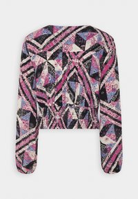 Chaqueta de manga larga recortada en negro, rosa y un patrón de patchwork azul. Presenta diseños geométricos y florales con tejido texturizado.