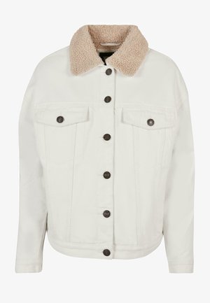 Veste en denim blanc avec un col en fausse fourrure tan, fermeture à boutons sur le devant, deux poches poitrine et une coupe décontractée.