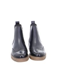 Sorte ankelstøvler i læder med brogue-detaljer, elastiske sidelommer, trækflapper og brune gummisåler med mønster, vist forfra på hvid baggrund.