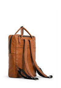 Sac à dos en cuir marron avec une forme rectangulaire, double bretelles, poignée supérieure et une poche zippée à l'avant. La surface texturée ajoute du détail.