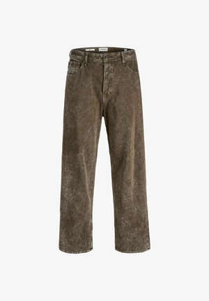 Fekete kapucnis pulóver elülső zsebbe, fehér hímzett szöveggel, barna, bő szabású nadrággal és fekete-fehér edzőcipővel párosítva.