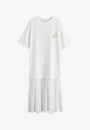 Weißes Midikleid mit kurzen Ärmeln, versehen mit einem Spitzenrock und einem kleinen, bunten Blumenmuster sowie dem Schriftzug "la dolce vita" auf der Brust.