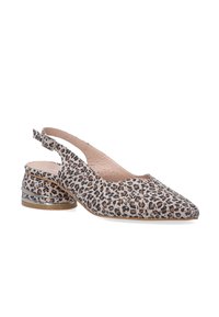 Slingback obuv s leopardím potiskem, špičatou špičkou, nízkým patním podpatkem a nastavitelným páskem kolem kotníku. Vyrobeno z texturovaného materiálu.