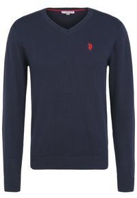 Pull en V bleu marine avec une texture côtelée, arborant un petit logo rouge sur la poitrine et une bordure rouge contrastante le long du col.