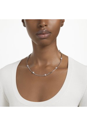 Collier en argent avec un design courbé orné de petits cristaux transparents disposés à intervalles réguliers. Surface en métal lisse, finition polie et léger.