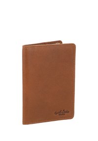 Cartera de cuero marrón de pie, con bordes cosidos visibles y pequeño texto de logo en relieve en la esquina inferior derecha.