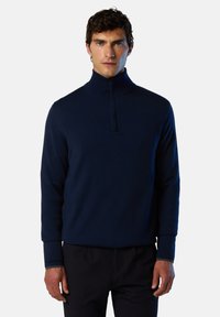 Pullover blu navy realizzato in tessuto morbido, con un collo alto e una zip parziale davanti. Maniche lunghe con polsini a costine.