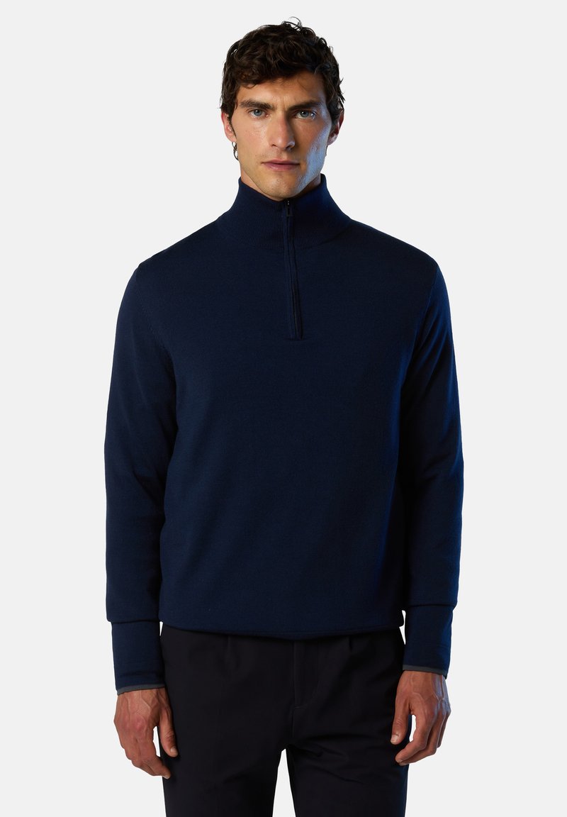 Pullover blu navy realizzato in tessuto morbido, con un collo alto e una zip parziale davanti. Maniche lunghe con polsini a costine.