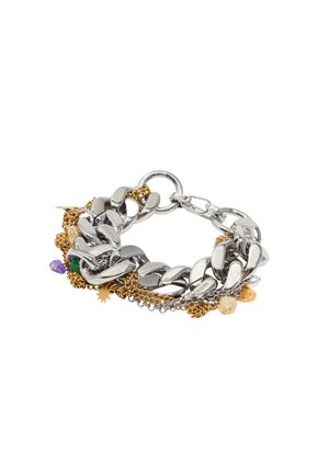 Metalen schakelarmband met zilveren en gouden tinten, voorzien van gestructureerde schakels, meerkleurige kralen en kleine decoratieve bedels.