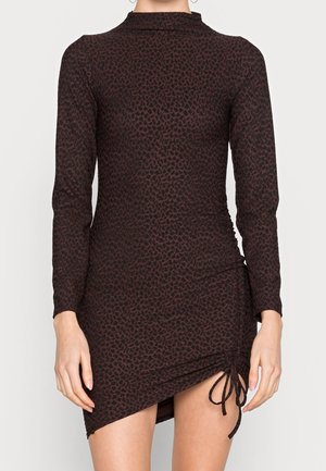 Mini sukienka z długim rękawem w ciemnobrązowym kolorze z subtelnym zwierzęcym wzorem, z golfem i regulowanymi sznureczkami po bokach dla dopasowanego kroju.