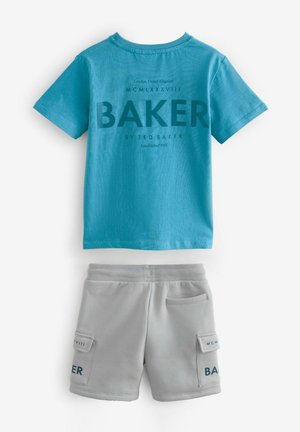 Türkiissinine puuvillane T-särk, kus keskel on tumehall "BAKER" tekst, koos hallide lühikeste pükstega, millel on pingutusnõelad ja "BAKER" logo.
