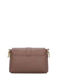 Borsa a pochette in pelle marrone con finitura testurizzata, chiusura a patta magnetica e dettagli hardware color oro sui lati.