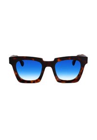 Occhiali da sole tartarugati con lenti blu sfumate, caratterizzati da un design audace e angolare e montature spesse.