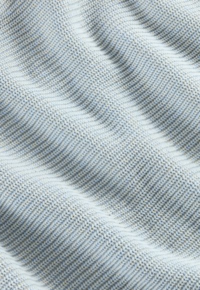 Tessuto lavorato a maglia di colore blu chiaro con un motivo a coste testurizzato. Il materiale appare morbido e accogliente, con diverse sfumature di blu e grigio.