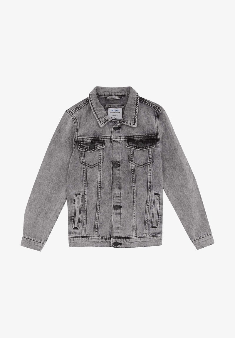 Szara kurtka dżinsowa dla dzieci, z zapięciem na guziki, dwoma kieszeniami na piersi i dwiema bocznymi kieszeniami. Klasyczny design z widocznym przeszyciem.