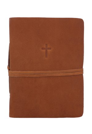 Braunes Lederjournal mit Umschlagriemen und geprägtem Kreuz auf dem vorderen Umschlag.