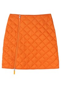 Falda acolchada de color naranja con forma recta, que presenta un zipper lateral y un patrón de diamantes texturizado en toda su superficie.