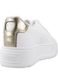 Zapatilla blanca con parte superior sintética lisa, acento texturizado en dorado en el talón y suela blanca gruesa. Presenta un sutil logo en la parte posterior y en la lengüeta.