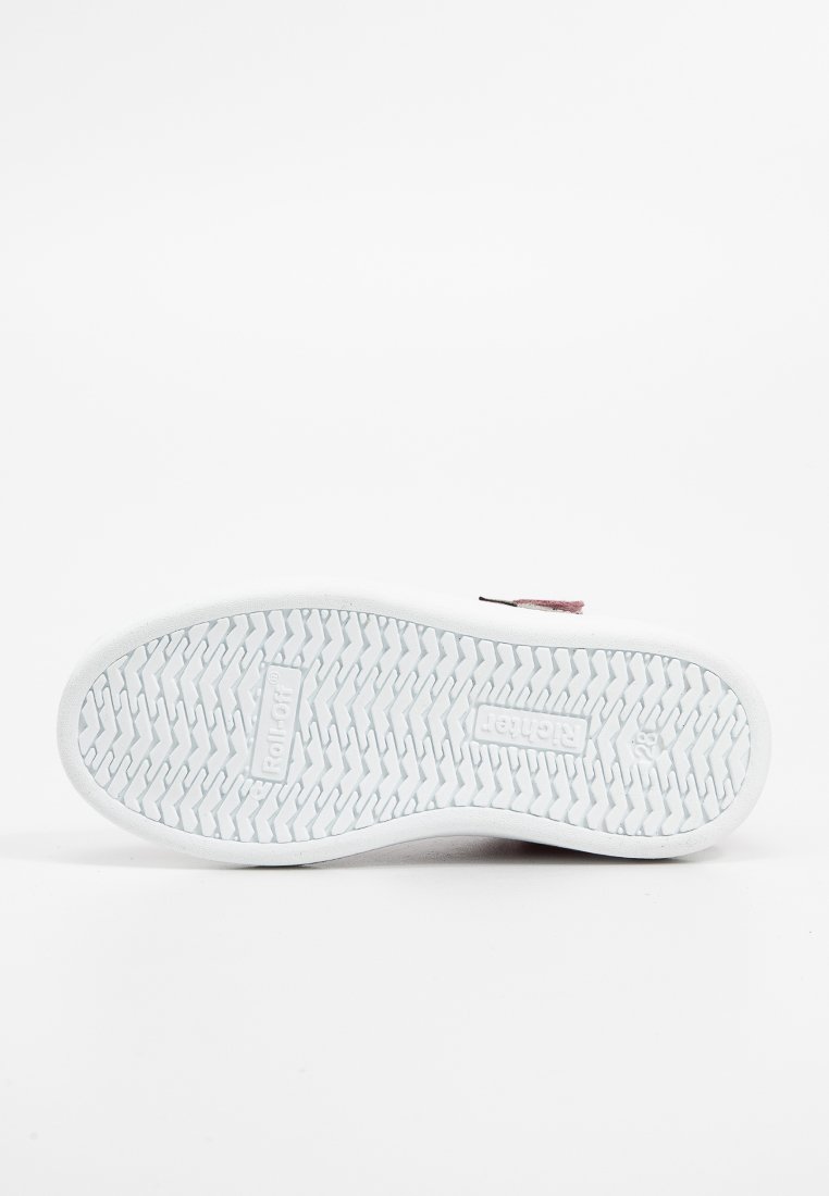 Weiße Sneaker-Sohle mit strukturiertem Profil, versehen mit eingeprägtem Logo. Das Gummimaterial sorgt für Langlebigkeit und Grip.