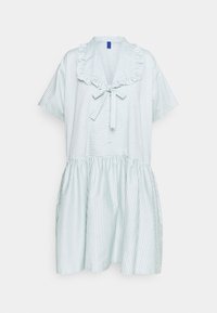 Robe rayée en vert clair et blanc. Présente un col volanté, des manches courtes, une fermeture à nœud papillon et une jupe évasée. Patte de boutonnage à l'avant.