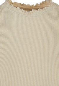 Haut beige côtelé avec un col à volants. Fabriqué dans un tissu doux, présentant des lignes verticales pour la texture. Design simple et épuré.