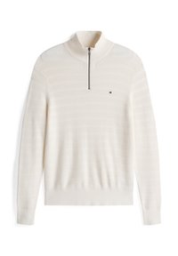 Weißer Strickpullover mit hohem Kragen, der einen Reißverschluss am Hals hat und subtile horizontale Streifen aufweist. Kleines Logo auf der Brust.