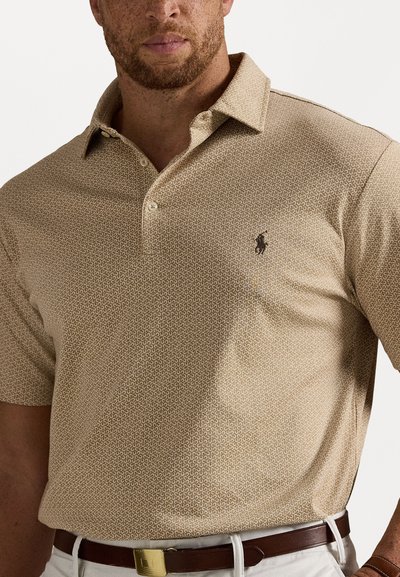Cămașă polo bej cu un model subtil, mâneci scurte și guler. Logo-ul brodat notabil pe piept și o croială clasică.