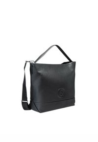 Černá kožená kabelka na rameno s texturovaným povrchem, na přední straně s kruhovým logem, nastavitelným popruhem a kulatým horním designem.