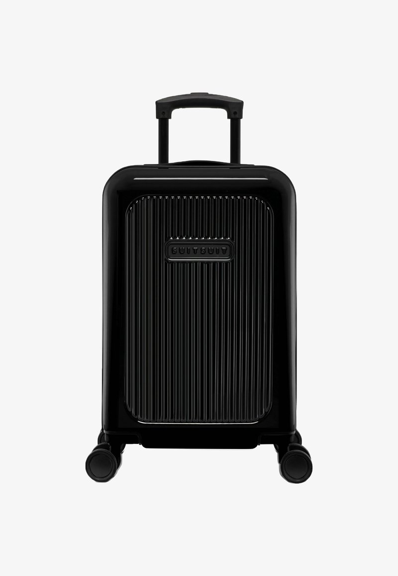 Zwarte harde koffer met diagonale ribbelstructuur, uitschuifbare handgreep en vier wielen voor gemakkelijke mobiliteit. Merkenlogo prominent weergegeven.