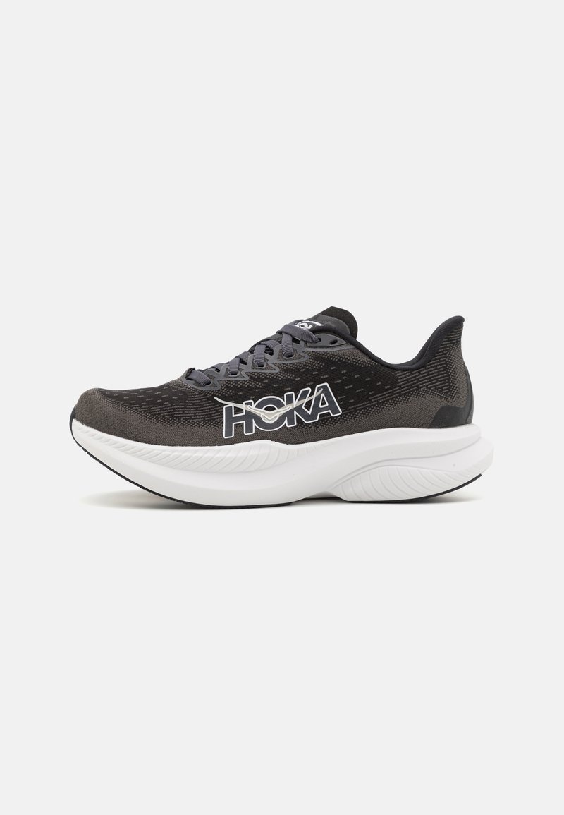 Schwarzer und grauer Sportschuh mit Mesh-Obermaterial, gepolstertem Kragen, dicker weißer Zwischensohle und prominentem HOKA-Logo an der Seite. Leichtes Design.