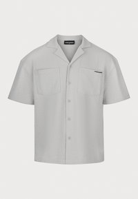 Kurzärmliges Hemd aus hellgrauem, strukturiertem Stoff, mit Kragen, zwei Brusttaschen und einem Logo auf der linken Seite.