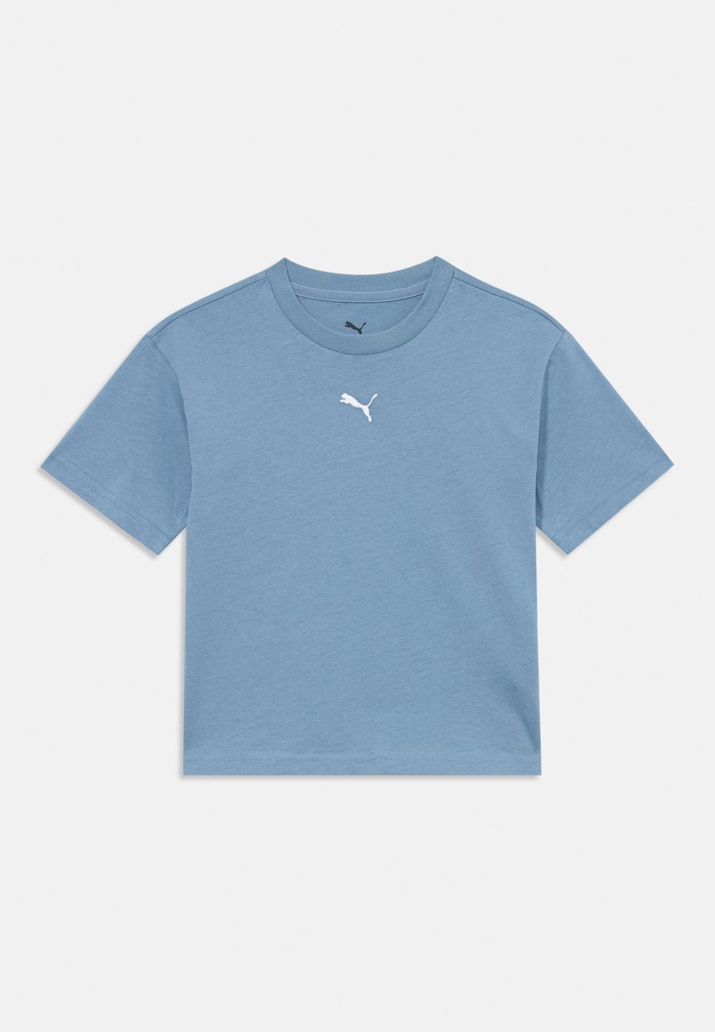 Svetlomodré tričko s krátkym rukávom vyrobené z bavlny. Na hrudi sa nachádza biele logo Puma. Okrúhly výstrih, jednoduchý dizajn, jemná textúra.