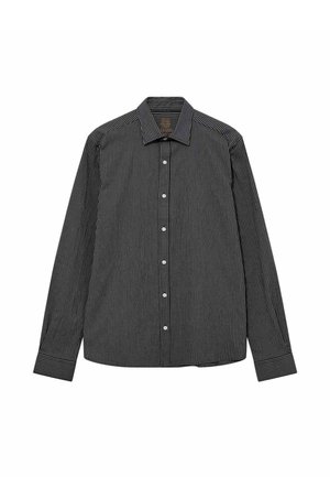 Camisa negra de manga larga con botones, con finas rayas verticales blancas y cuello puntiagudo, extendida sobre un fondo blanco.