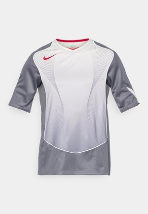 Graues und weißes Sporttrikot mit kurzen Ärmeln, strukturierten Einsätzen, Mesh-Details und rotem Kragen. Nike-Logo auf der Vorderseite.