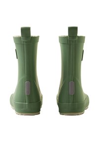 Ζευγάρι πράσινων λαστιχένιων μπότες βροχής, ορατές από πίσω, με λαβές έλξης και αντανακλαστικά σημεία σε λευκό φόντο.