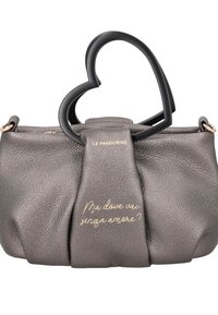 Borsa in pelle grigia con finitura testurizzata, manico nero a forma di cuore e testo dorato riportante la scritta "Ma dove vai senza amore?"