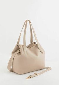 Bolso tote de piel beige con dos asas para el hombro, superficie texturizada, cierre superior con cremallera y correa tejida desmontable con herrajes dorados.