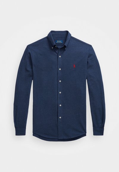 Mornarska srajca z dolgimi rokavi in gumbi iz bombaža, s klasičnim ovratnikom, slim fit krojem in majhnim rdečim logotipom konja na prsih.