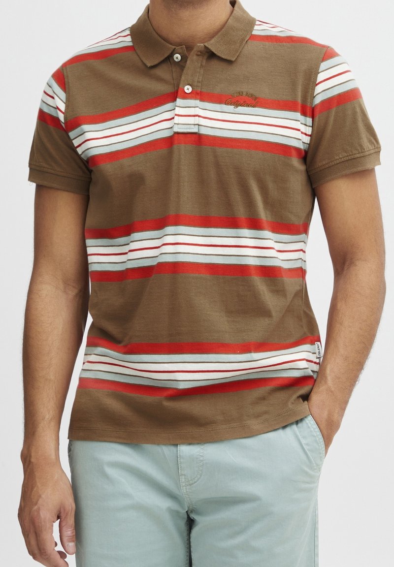 Polo marron avec des rayures horizontales rouges et bleu clair. Col classique et manches courtes en tissu doux et texturé.