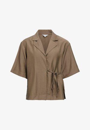 Blouse marron à manches courtes avec col et détail de nouage sur le côté, en tissu léger et texturé.