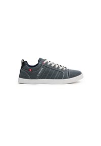 Zapatilla de tela gris con suela blanca, punta redonda y interior contrastante en color navy. Presenta acentos en rojo y blanco y detalles de diseño cosidos.
