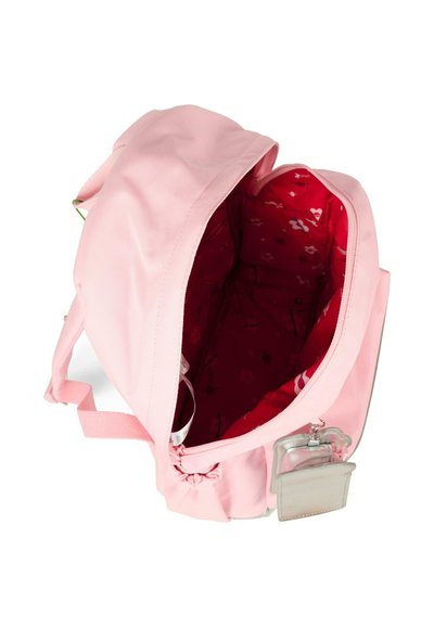 Sac à dos rose avec une fermeture éclair ouverte montrant une doublure intérieure rouge avec de petits motifs floraux, et un porte-monnaie en argent attaché.