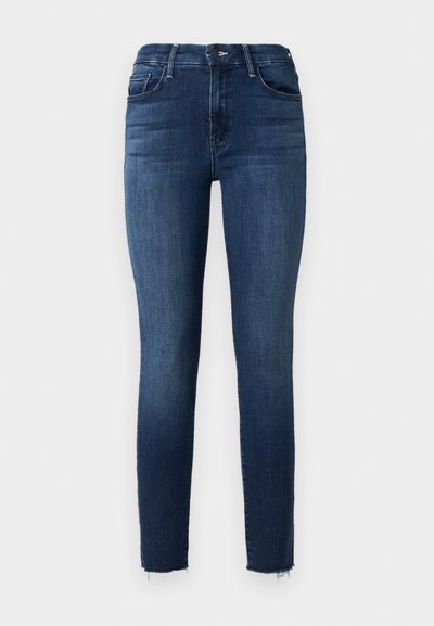 Dunkelblaue Skinny-Jeans aus Denim mit mittelhohem Bund, Fünf-Taschen-Design und rohem Saumdetail an den Knöcheln.