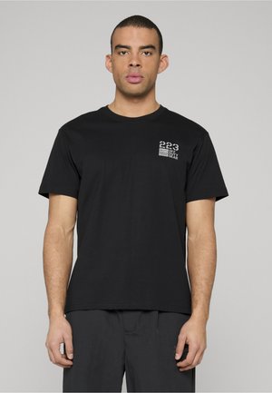 Schwarzes Baumwoll-T-Shirt mit rundem Ausschnitt und kurzen Ärmeln. Auf der linken Brustseite befindet sich ein kleines weißes Logo.