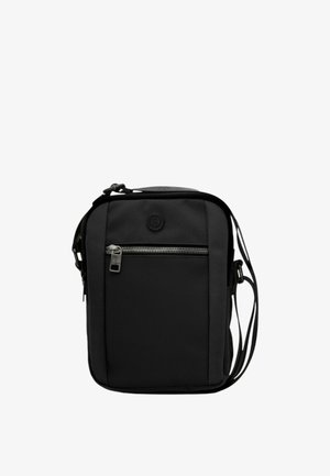 Sac bandoulière noir en tissu résistant, doté d'une poche avant zippée, d'une texture lisse et d'une sangle ajustable. Forme rectangulaire.
