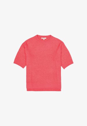 Koraalroze sweater met korte mouwen, een geribde ronde hals en zoom, met een zachte textuur en een ontspannen pasvorm. Geen patronen of extra details aanwezig.