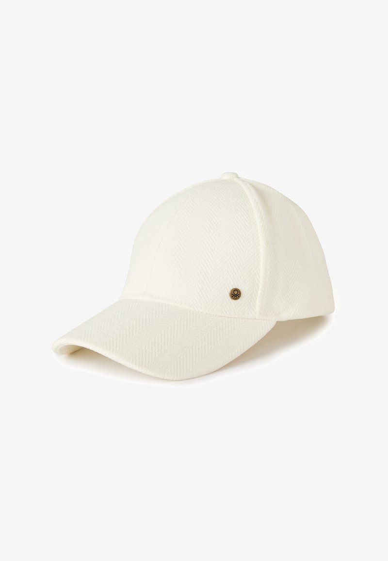 Biała czapka z daszkiem wykonana z tkaniny o fakturze jodełki. Posiada zakrzywiony daszek i mały metalowy akcent z logo z boku.